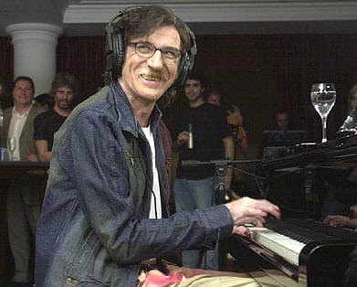 De pie señores!!!!...Charly vuelve!!!