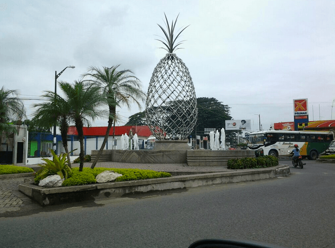 Monumentos por todos lados...así es el Ecuador.