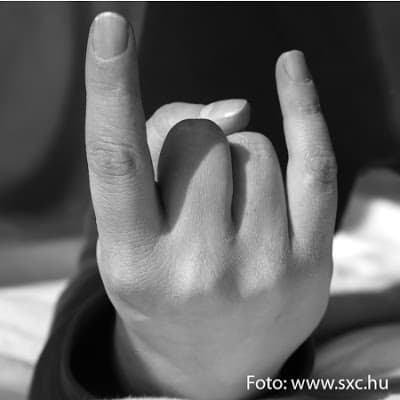 La interminable y popular creencia de que los cachos le caen solo a cojudos