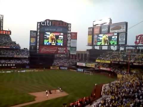 Juzguen ustedes!!!...Sharon canta el himno nacional.