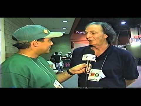 Menotti dando noticias sobre bombas.
