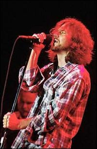 Pearl Jam recluta veteranos de Kiss y Ramones.