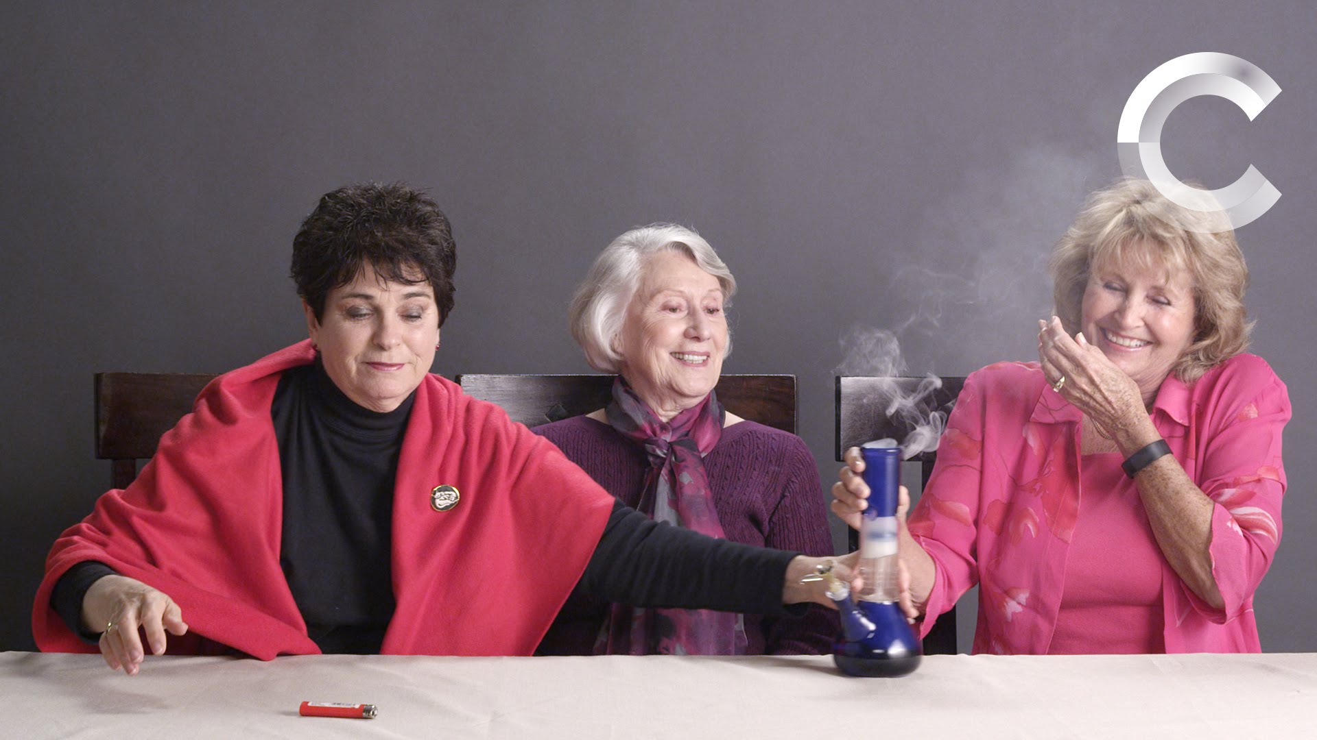 Las abuelitas y su reacción cuando fuman marihuana