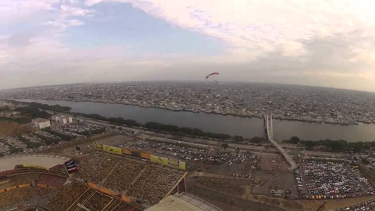 El salto en paracaídas el día del partido Barcelona-Liga.