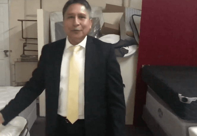 El ecuatoriano Carlos Montenegro y si fabrica de colchones en EEUU