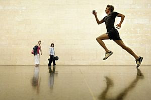 Un atleta que corre a toda velocidad por la Tate Britain, nueva obra artística de la galería