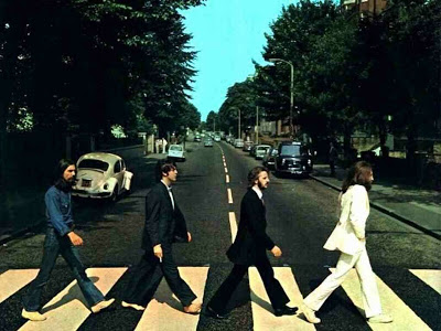 Todos se dan una vuelta por Abbey Road.